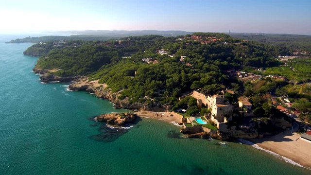 Drone en El castillo de Tamarit, de estilo románico situado a orillas del mar Mediterráneo en el término municipal de Tarragona (España). Video aereo con Dron