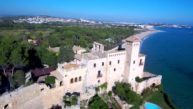 Drone en El castillo de Tamarit, de estilo románico situado a orillas del mar Mediterráneo en el término municipal de Tarragona (España). Video aereo con Dron