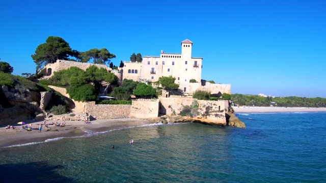 Drone en El castillo de Tamarit, de estilo rom&aacute;nico situado a orillas del mar Mediterr&aacute;neo en el t&eacute;rmino municipal de Tarragona (Espa&ntilde;a). Video aereo con Dron