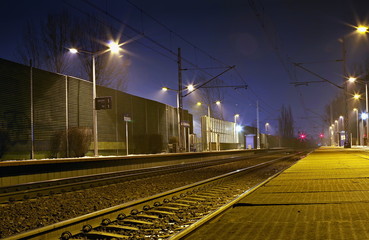 peron na dworcu kolejowym nocą