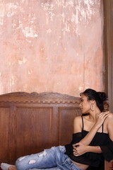 Fototapeta premium Woman looking an idea and pointing to left side copy space