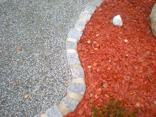  Decorative design of the path with pebbles and painted wood shavings