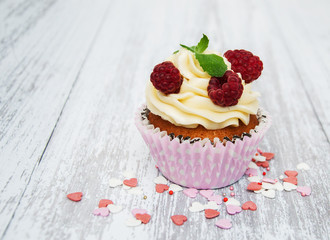 Cupcake with fresh raspberries