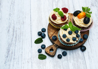 Cupcakes with fresh berries