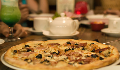 pizza in cafe