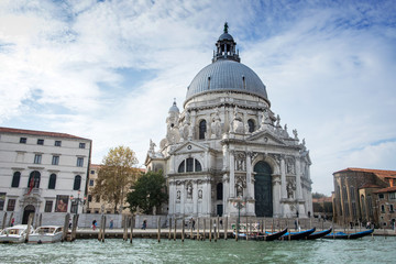 Fototapeta na wymiar Grand Canal and Basilica Santa Maria della Salute in Venice on a bright day