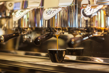 coffee machine makes two coffee with coffee beans