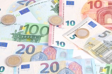 verschiedene euros liegen im studio auf einem haufen