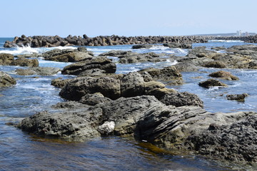 Fototapeta na wymiar 奇岩怪石の磯が続く山形県庄内海岸の岩場