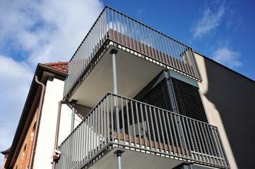 Moderner Balkon mit Metall-Gel&auml;nder an Neubau-Hausfront