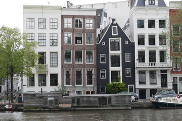 Fototapeta premium Maisons et canal à Amsterdam - Pays-Bas