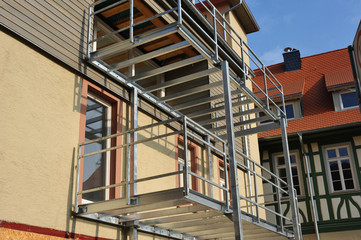 Stahlskelett eines modernen Metall-Balkons an einem renovierten Altbau 