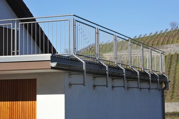 Naklejka premium Moderner Balkon mit Metall-Geländer an Neubau-Hausfront