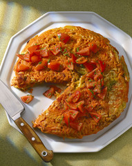 Wirsingkohl-Tarte mit angemachten Tomaten