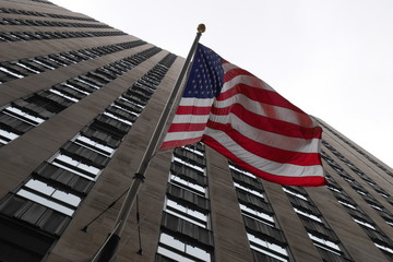 Drapeau américain flottant sur un building à Manhattan - New York