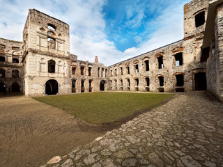 Malownicze ruiny zamku Krzyżtopór jednego z wiekszych zamków w Europie - obrazy, fototapety, plakaty