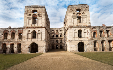 Malownicze ruiny zamku Krzyżtopór jednego z wiekszych zamków w Europie - obrazy, fototapety, plakaty