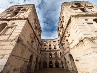 Malownicze ruiny zamku Krzyżtopór jednego z wiekszych zamków w Europie © JDziedzic