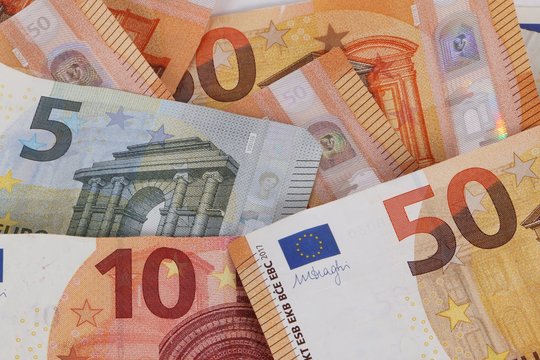 verschiedene Euroscheine auf einem Haufen