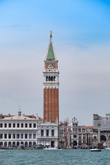 Fototapeta na wymiar Venedig mit Blick auf Campanile und Doggen Palast mit Gondel und blauen Wolken Himmel