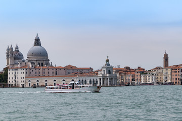 Fototapeta premium Venedig mit Blick auf Kirche Santa Maria della Salute mit Boote und blauen Wolken Himmel