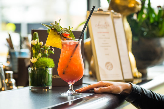 fruchtiger Cocktail in Lounge