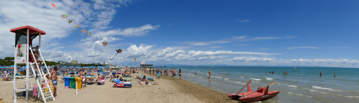 spielende Kinder Personen am Sand Strand von Lignano als Panorama