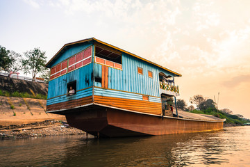 Obraz premium The cruise on the Mekong River by boat fishermen.