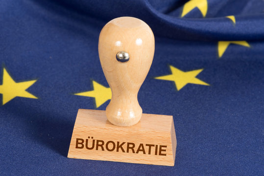 Flagge der Europäischen Union EU und ein Stempel mit dem Aufdruck Bürokratie