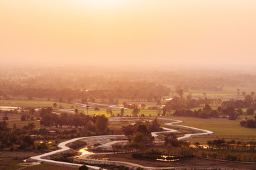 Fototapeta premium Piękny widok z góry Zachód lub wschód słońca scena Uthaithani lub Uthai thani, Tajlandia