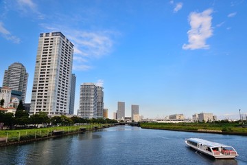 Fototapeta premium 青空に浮かぶポカリ雲と横浜ポートサイドの遊覧船 真っ青な雲と遊覧船が楽しい