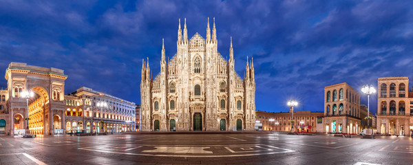 Obraz premium Panoramiczny widok na Piazza del Duomo, Plac Katedralny, Katedra w Mediolanie lub Katedra w Mediolanie, Galleria Vittorio Emanuele II i Arengario, Mediolan, Lombardia, Włochy