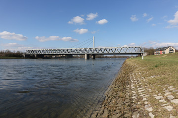 Fototapeta na wymiar Eisenbahnbrücke bei Maxau