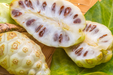  fruits mûrs de noni 