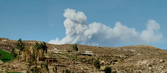 Foto auf Alu-Dibond Chivay Peru. Erupting Volcano © A