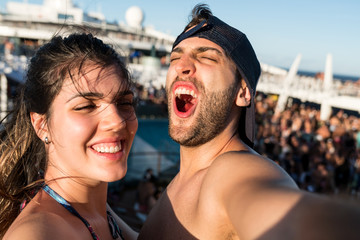 Obraz premium Couple Taking a Selfie on Cruise Ship