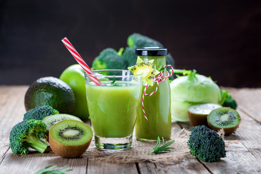 Smoothie aus Obst und Gemüse - Diät - Fasten - Detox