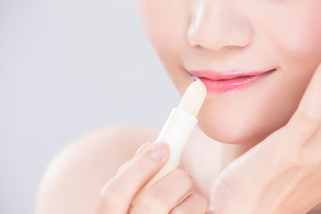 woman use lip balm