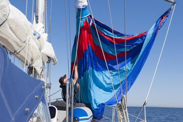 Spinaker setzen auf einer Segelyacht