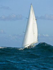 Obraz premium Segelyacht auf hoher See im schweren Seegang