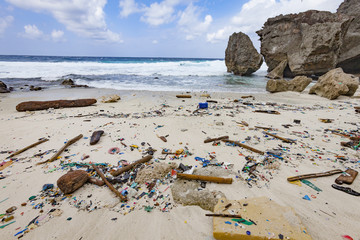 Plastikmüll am Strand der Insel Christmas Island im indischen Ozean