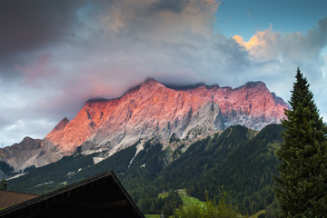Alpenglühen an der Zugspitze von Ehrwald aus in Österreich 