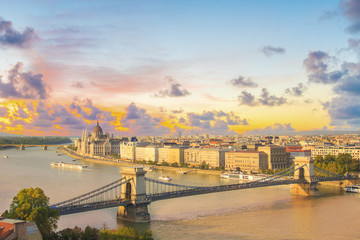 Fototapeta premium Beautiful view of the Hungarian Parliament and the chain bridge in Budapest, Hungary