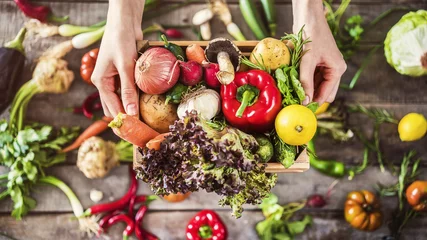 Küchenrückwand glas motiv Gemüse Gesundes Ernährungskonzept des organischen Gemüses auf hölzernem Hintergrund