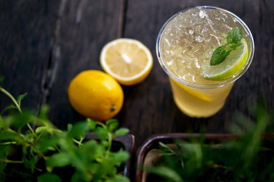 Cold Brew Iced Tea With Lemon And Peppermint, Summer Refreshing Tea Cocktail.