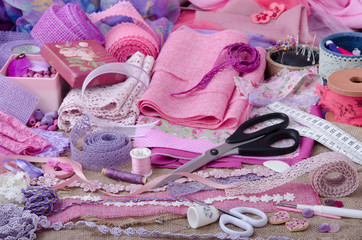 Verschiedene bunte Spitzenbänder, Stoffe zum nähen und basteln