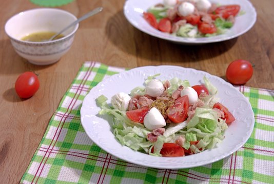 Salad with tuna and mozzarella