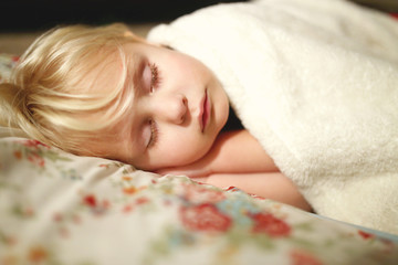 Obraz na płótnie Canvas Beautiful Sleeping Toddler Girl in Floral Blankets
