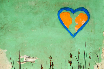 Зелёная стена с граффити в виде сердца