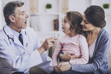 Fototapeta premium Mom with kid at the doctor.